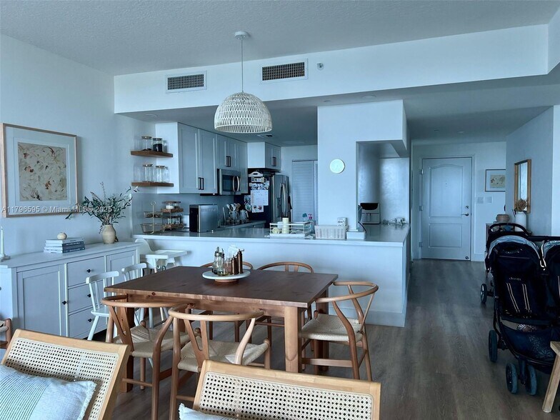 Building Photo - 2101 Brickell Ave