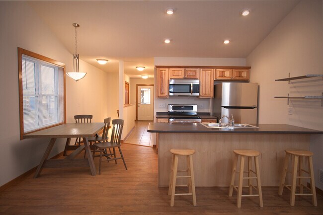 Building Photo - 484 Tracey Ln