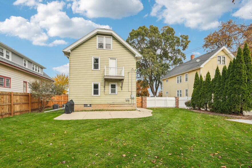 Building Photo - 1703 W Custer Ave