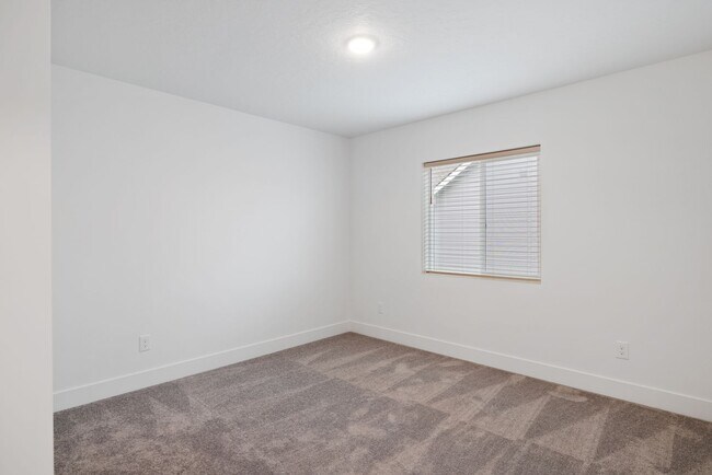 Building Photo - Move-In Ready Elegance - 4 Bedrooms! Pet Fridley!