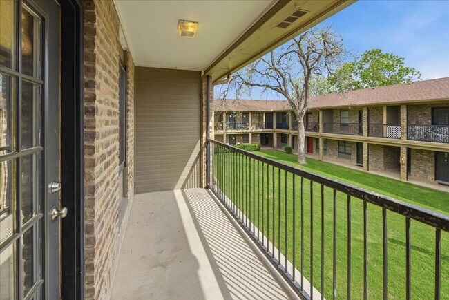 Building Photo - Baylor 2 Bedroom Condo