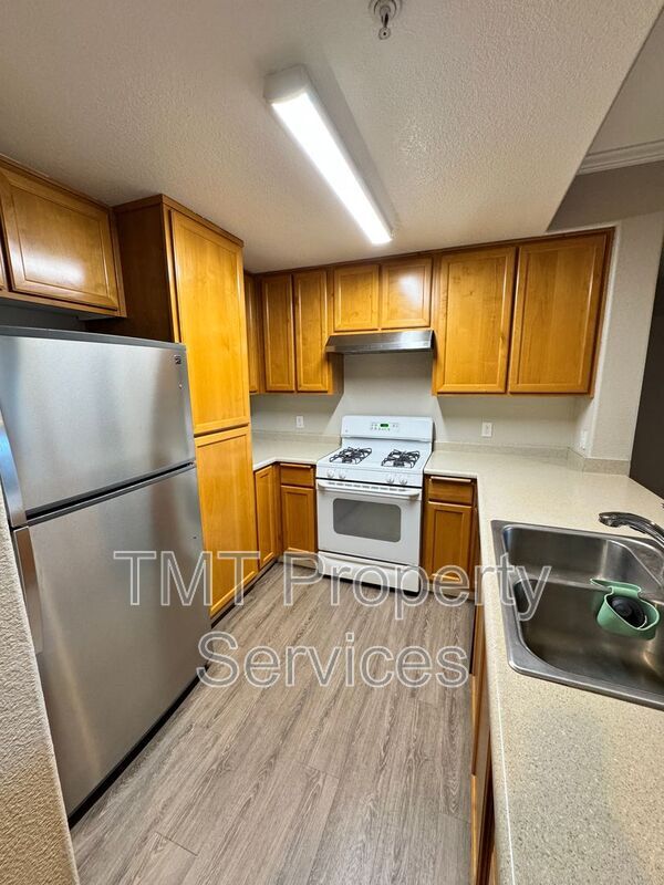 Building Photo - 5201 Laguna Oaks Dr