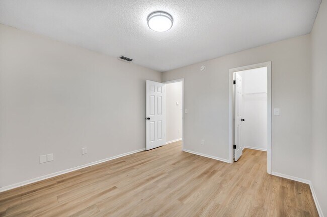 Building Photo - Renovated Apartment in the Heart of Carollwood