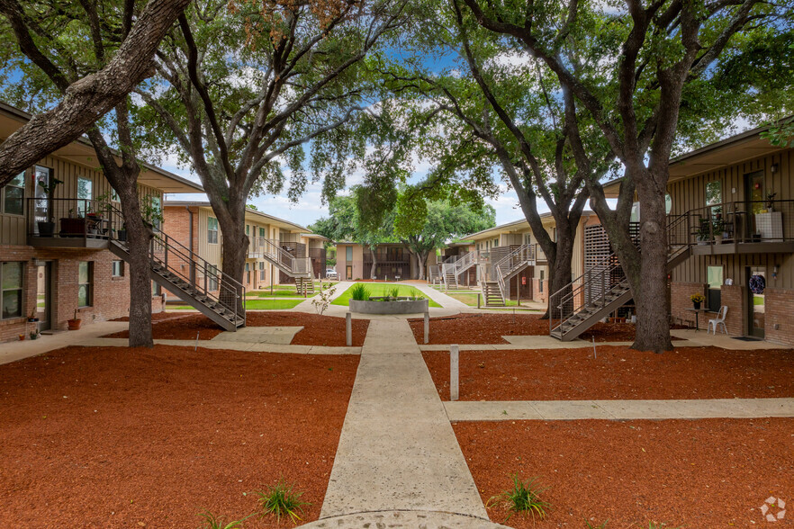 Oak Grove with Pecan Shell Mulch - Dot Commons