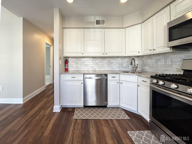 Building Photo - 3108 Vroom Dr