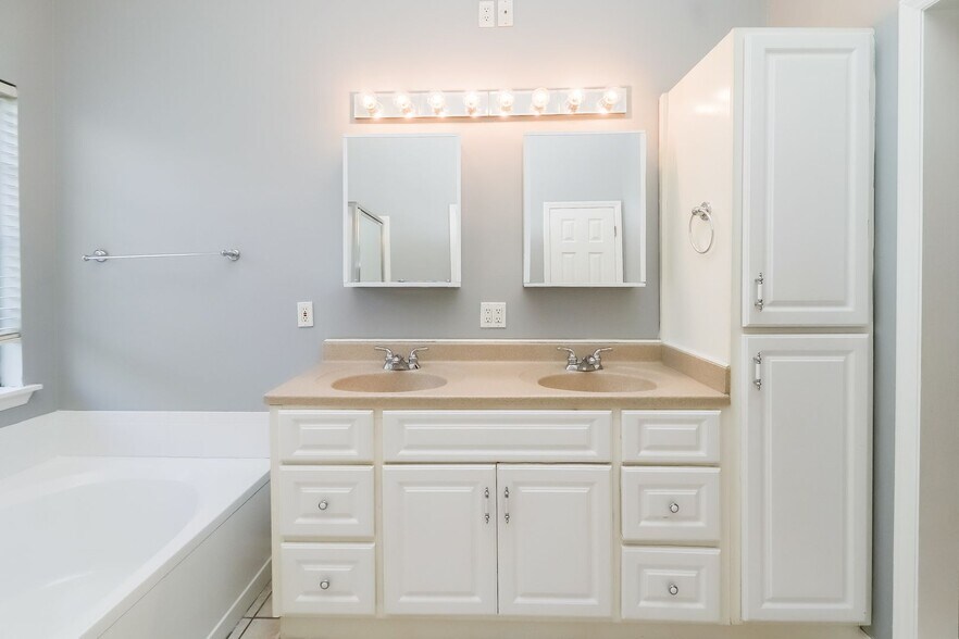 Building Photo - 3606 Briarthorne Dr