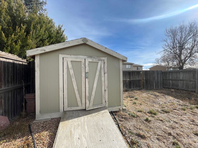 Building Photo - Paired home with two bedrooms and two car ...