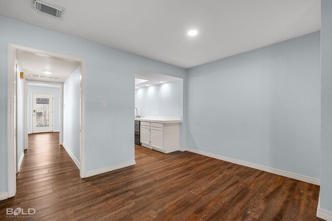 Building Photo - 421 Stratmore Dr