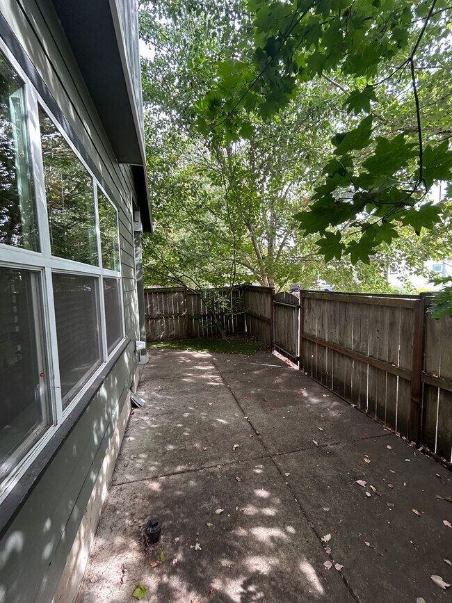 Building Photo - 2000 NW Yohn Ranch Dr