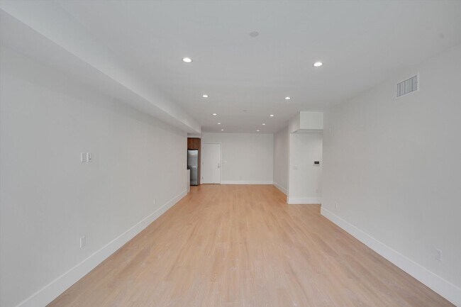 Building Photo - Riverside 4 Lease