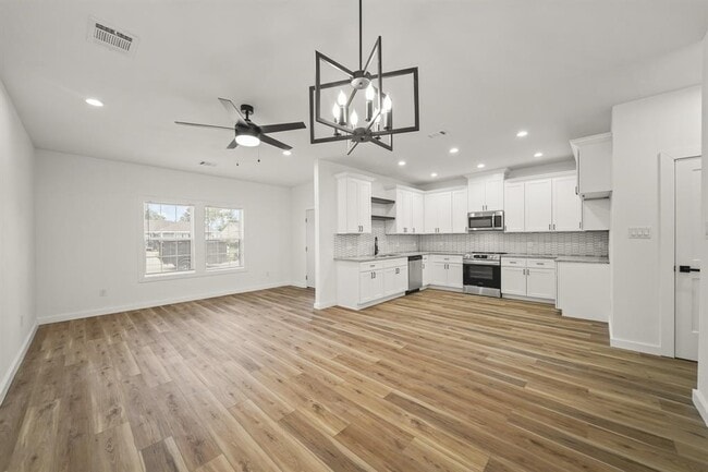 Building Photo - 6206 Lyndhurst Dr
