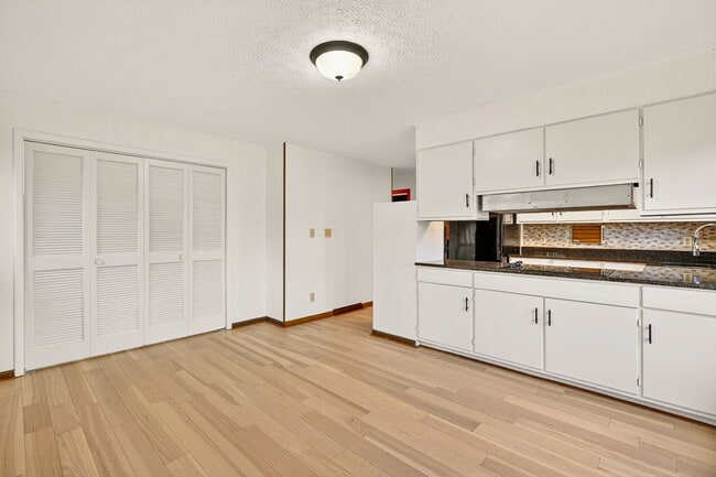 Building Photo - 3637 Sunset Dr