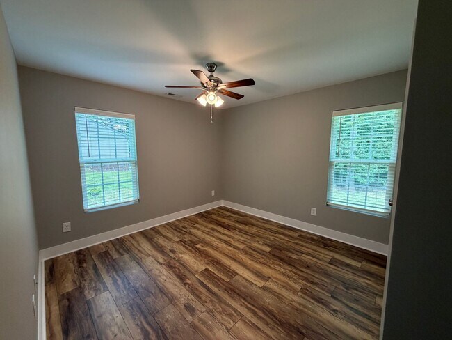Building Photo - Home in country just minutes from town!