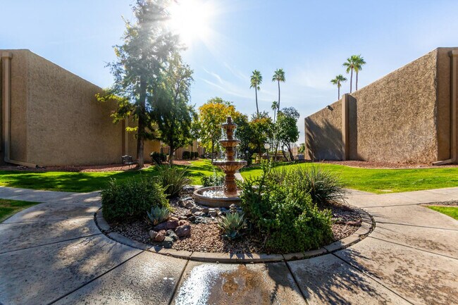 Building Photo - 3825 E Camelback Rd