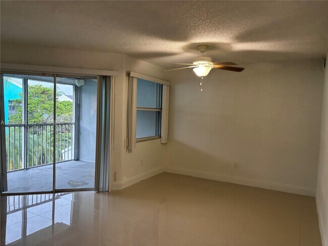 Building Photo - 2662 SE 19th Ct