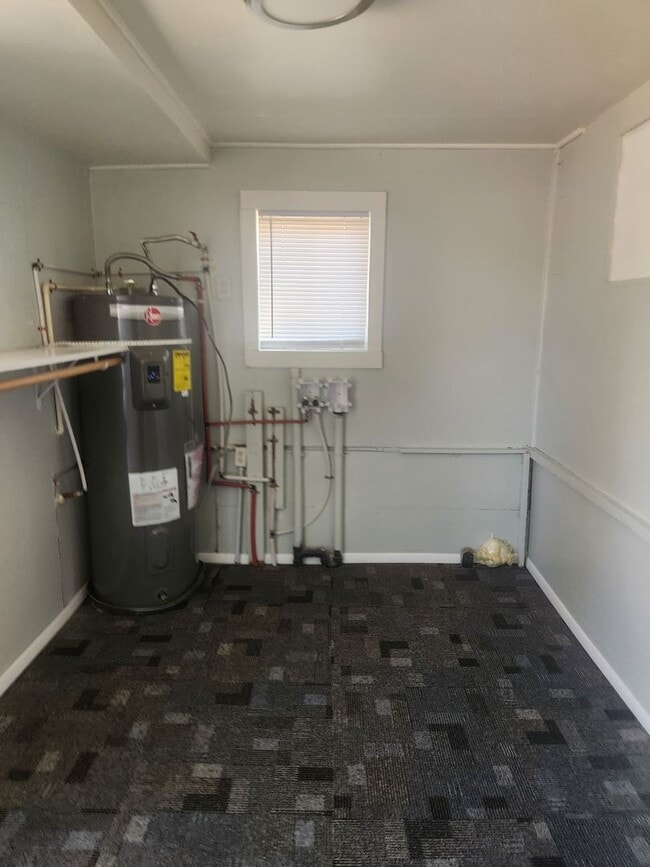 Building Photo - E. Walnut 2br 1 ba w/d hookup