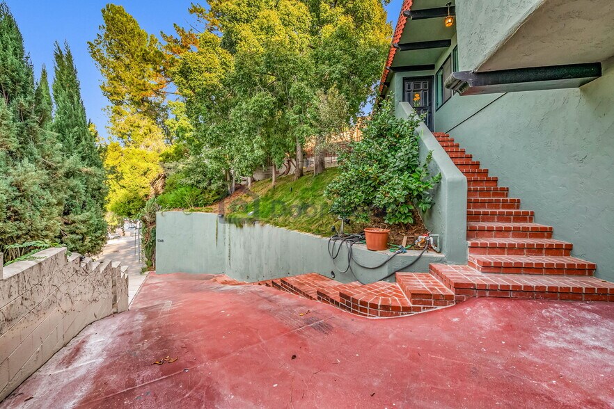 Building Photo - 5368 Calatrana Dr