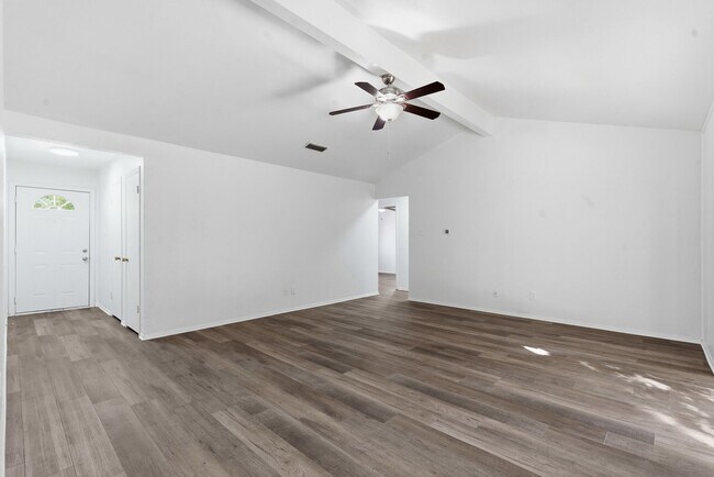 Building Photo - Amazing in Arlington