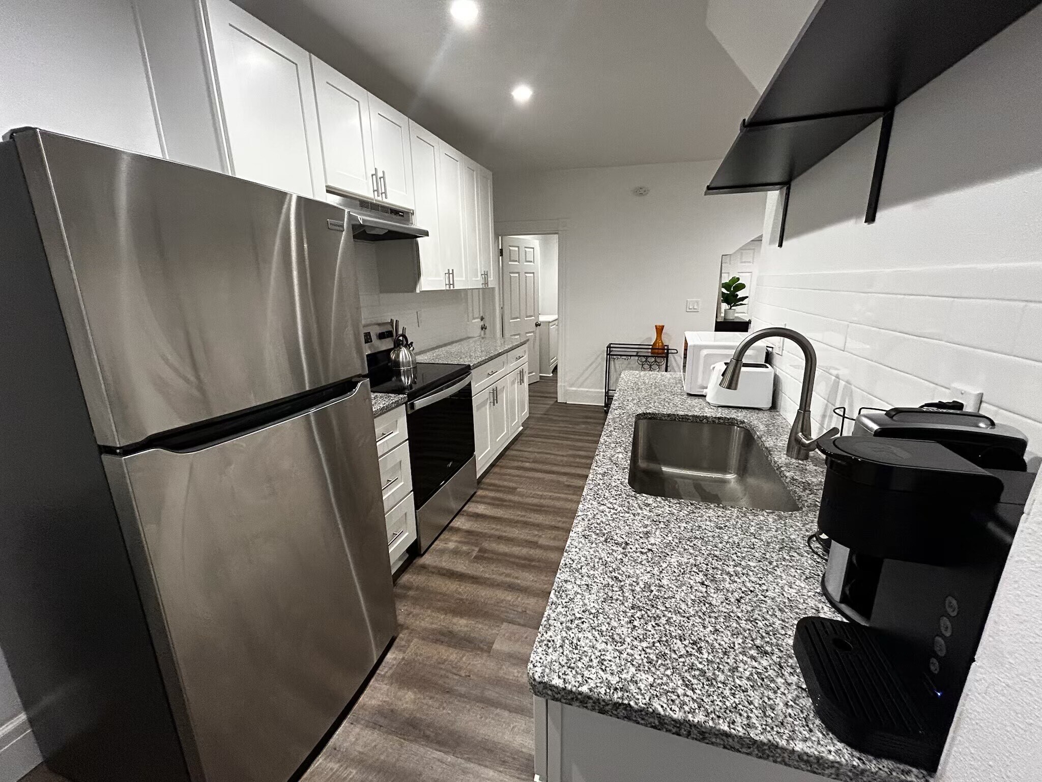 Building Photo - 2215 W Broadway Ave