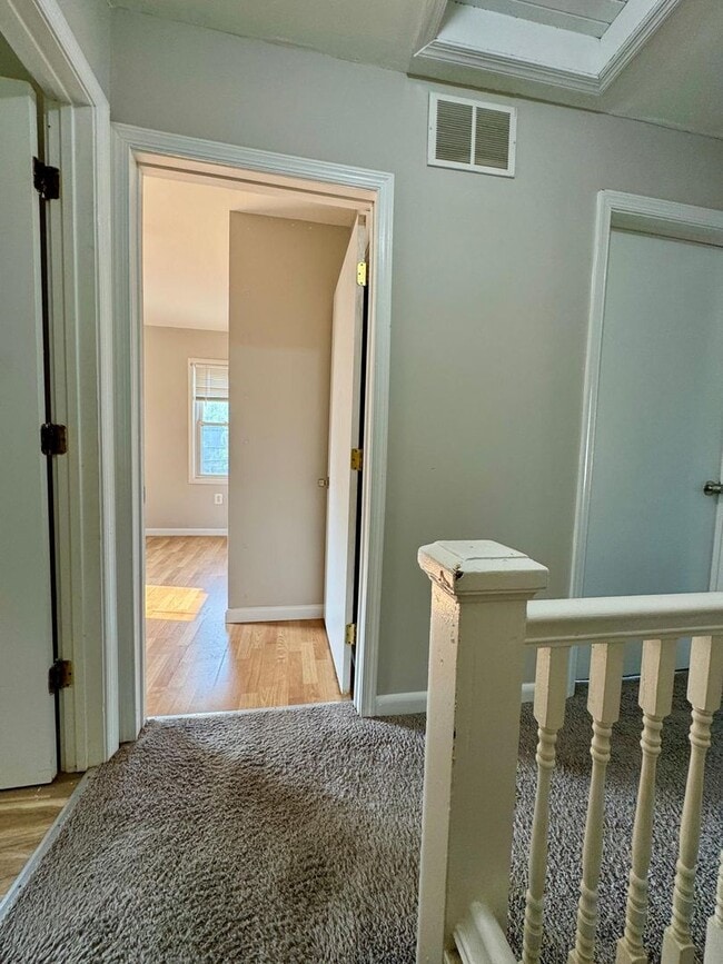 Building Photo - Spacious 3 Bedroom House with 1 bath for R...