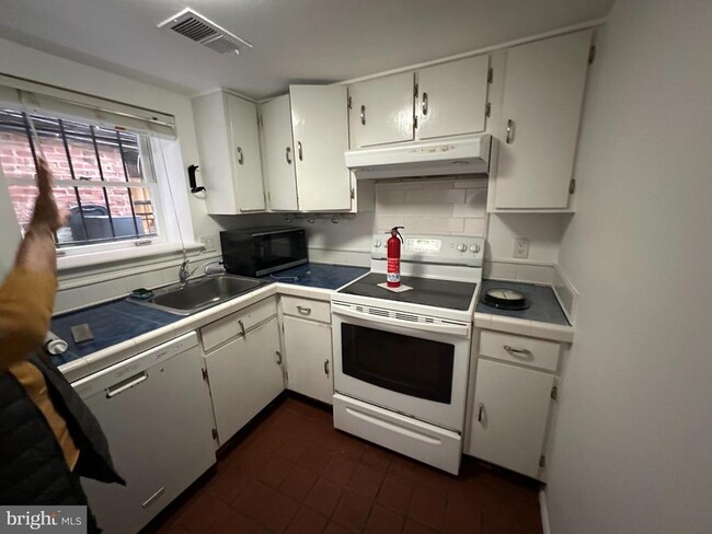 Building Photo - 1847 Mintwood Pl NW