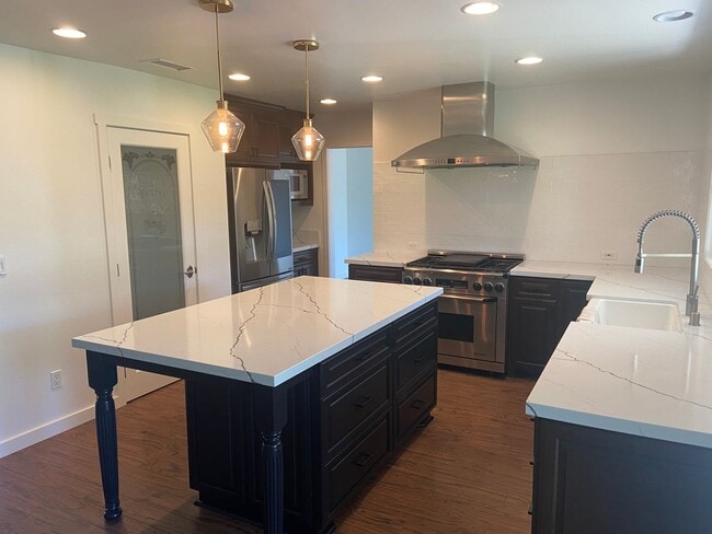 Building Photo - Beautiful, Updated 3 Bed/2 Bath in Highly Desired San Carlos!