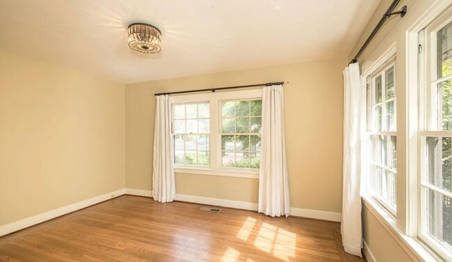 Building Photo - Charming Home w/ Beautifully Landscaped Ya...