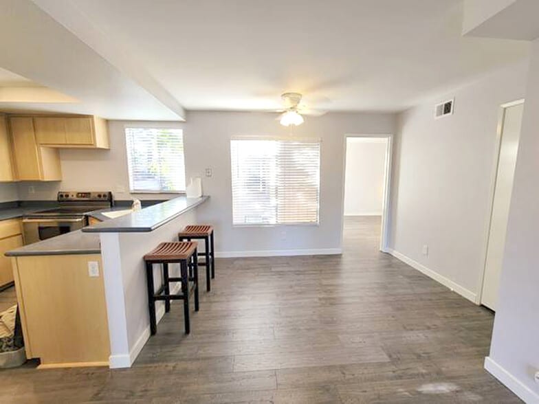 Dining area - 6530 College Grove Dr