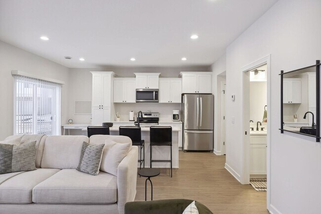 Building Photo - Fully Furnished 3 Bedroom Town Home