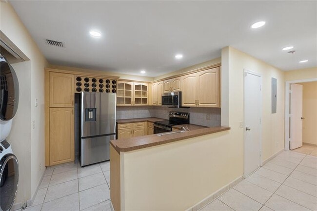 Building Photo - 4935 SW 32nd Ave