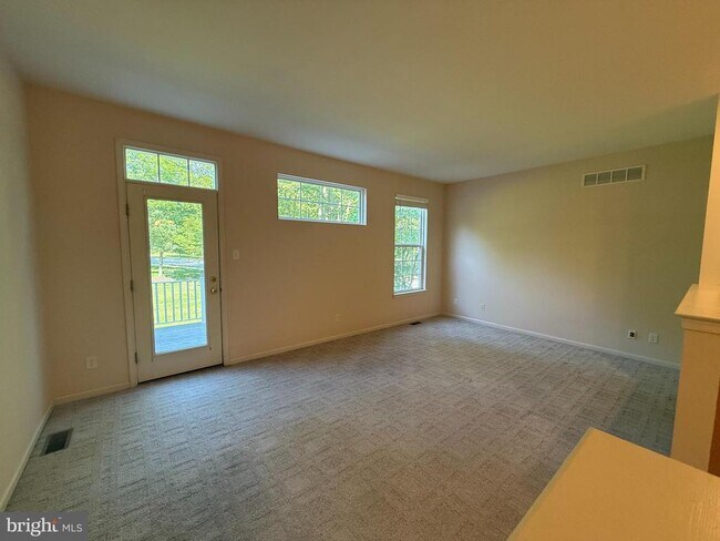 Building Photo - 102 Regents Ct