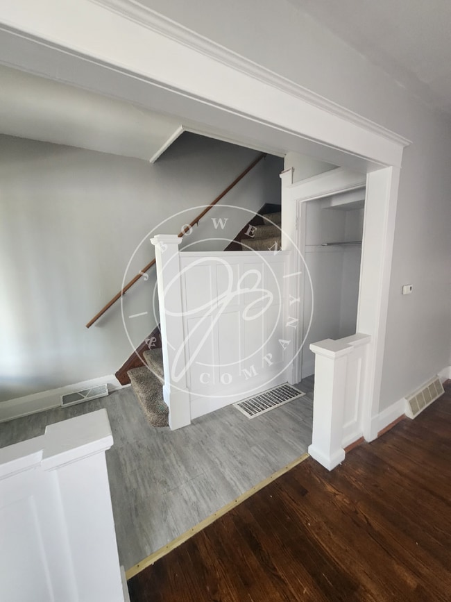 Building Photo - 2 bed 2 story townhouse! Individual baseme...