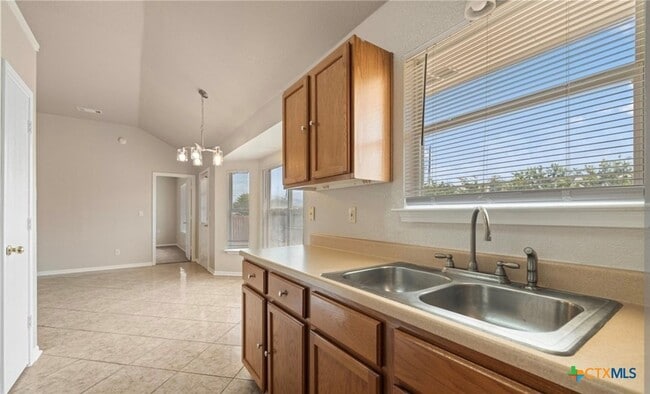 Building Photo - 2908 Southhill Dr