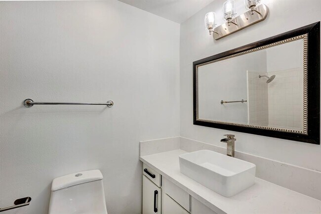 Building Photo - 338 Litchfield Ln