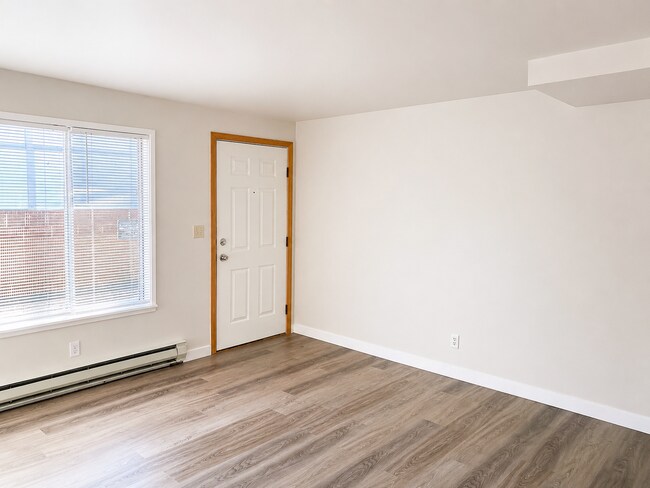 Building Photo - 703 Woodford Ave N