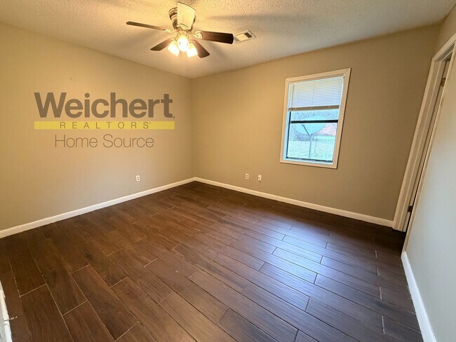 Building Photo - 3 bedroom, 2 bath Apartment close to University