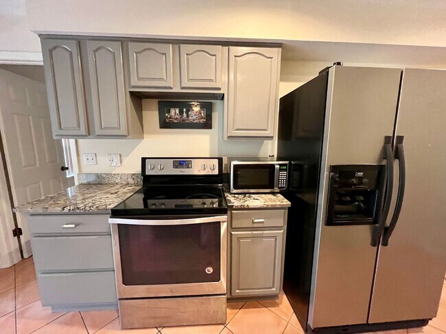 Building Photo - 3 bed/ 2 bath Beauty!