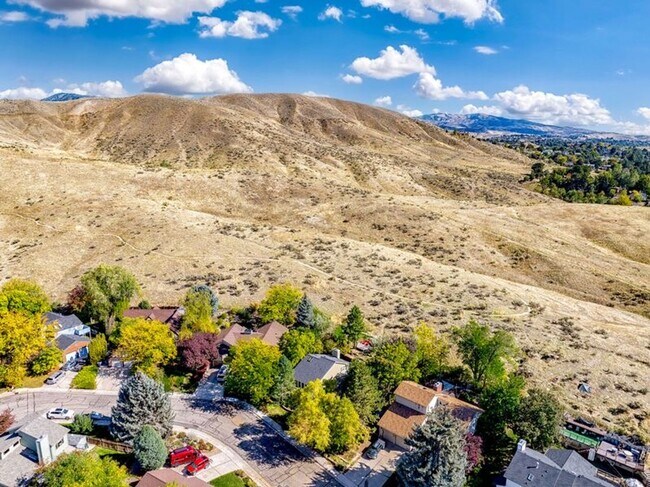 Building Photo - Cozy Hillside Boise Beauty Available 1/1/26!