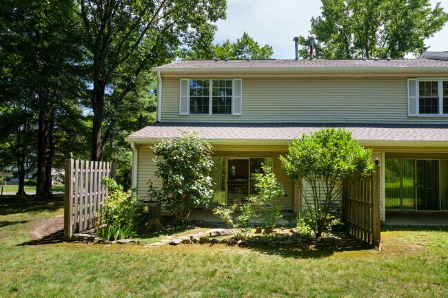 Building Photo - 11 Abelia Ct