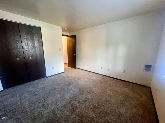 Building Photo - 404 Kellywood Manor