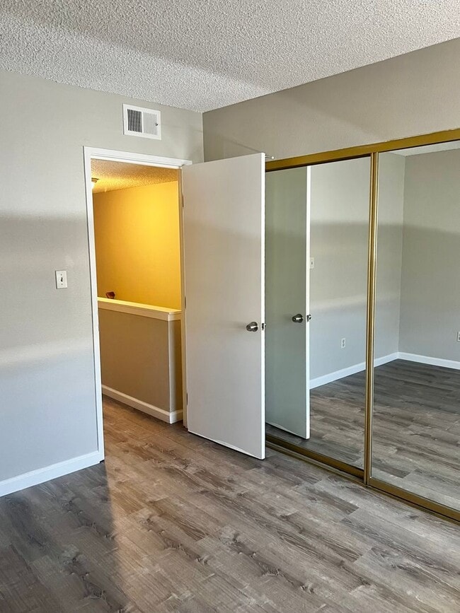 Building Photo - 861 Nutmeg Pl