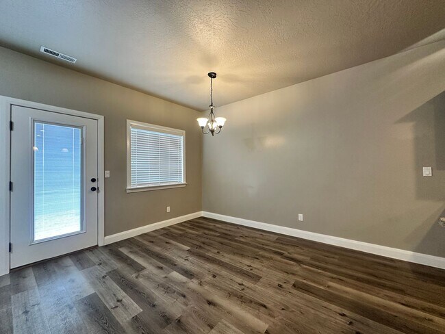 Building Photo - ** Move-in Discount** 3 Bedroom - 2.5 bathroom - in the heart of Cedar City!