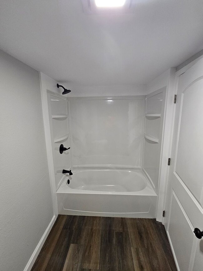 Building Photo - 2 Bedroom 2 bath home in Strawberry Plains/Knoxville with large garage, available Now!