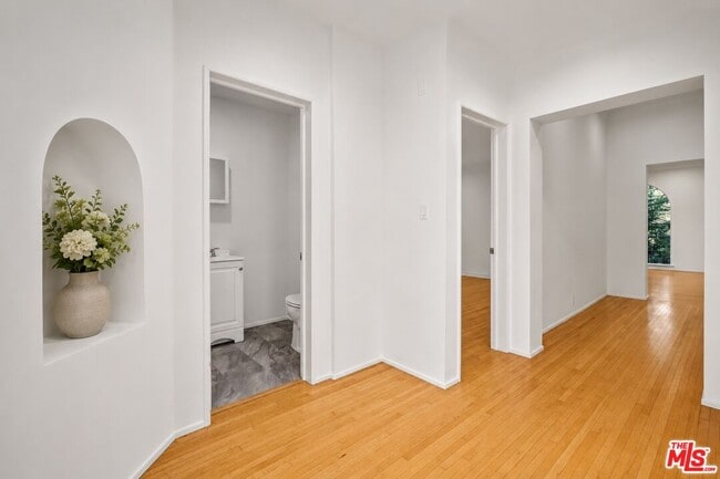 Building Photo - 207 S Reeves Dr