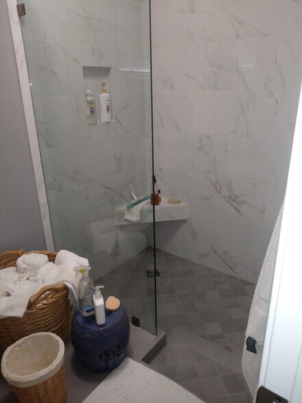 Shower Room w/Private Toilet - 73729 Desert Vista Ct