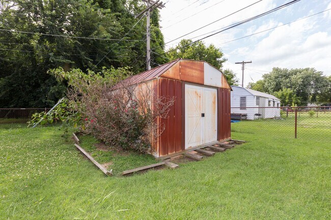 Building Photo - 2 Bed / 1 Bath in Tulsa! Ready Mid May!