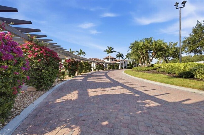 Building Photo - 10792 Tarflower Dr