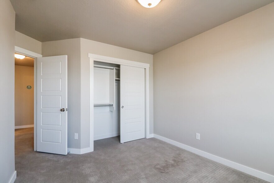 Building Photo - 1083 W Osprey Dr