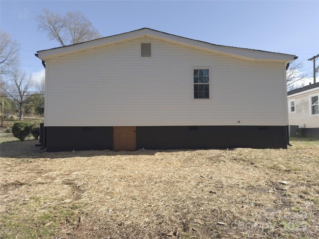 Building Photo - 226 Malvern Dr SW