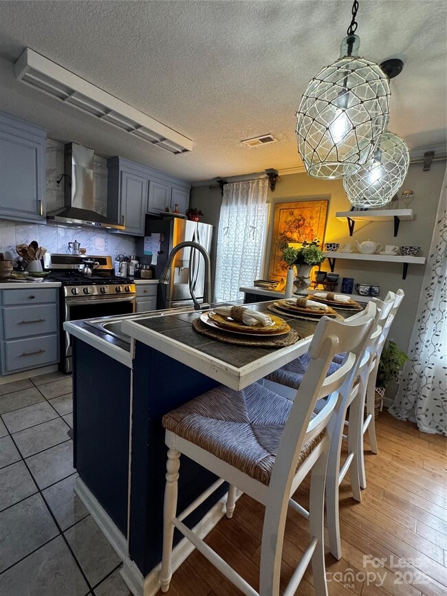 Building Photo - 404 Moss Springs Rd